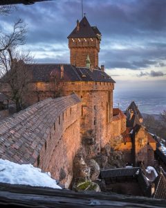 Von den eindrucksvollen Mauern des Schlosses Haut-Koenigsbourg, ist der Blick spektakulär: Man sieht da die ganze Ebene von Elsass, den Schwarzwald und, bei klarem Wetter, bis zu den Alpen!
