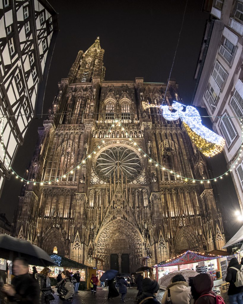 La cathédrale de Strasbourg et les illuminations du marché de Noël