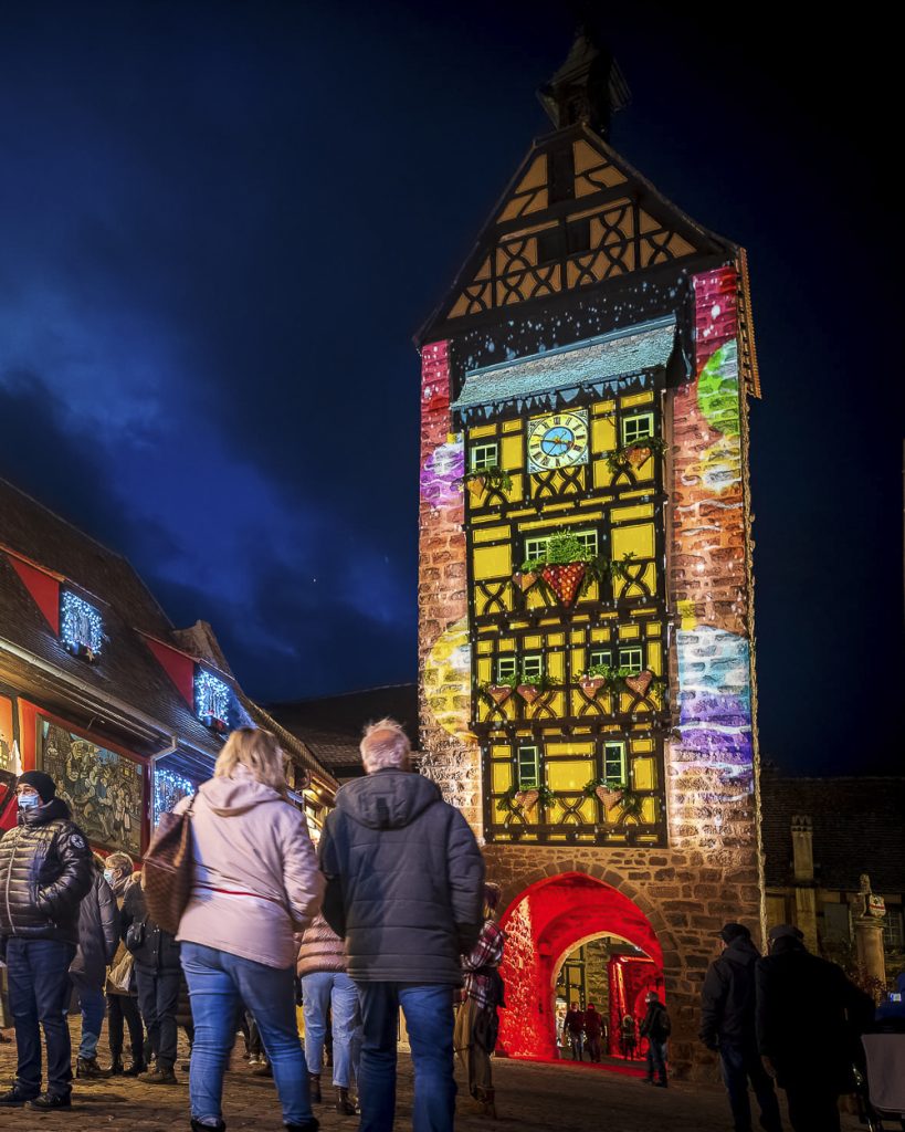 Illumination à Riquewihr de la tour du Dolder lors du marché de Noël